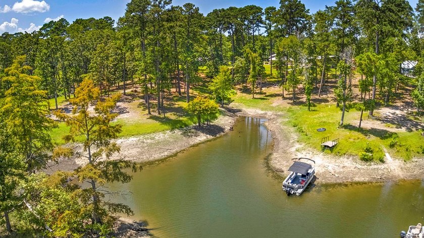Welcome to your private lakeside retreat on the shores of Lake - photo 3