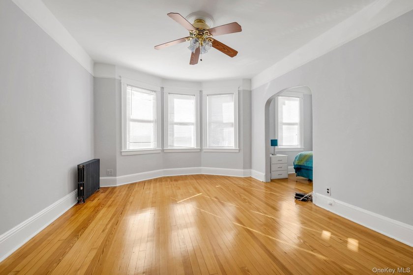Exceptional opportunity in the sought-after Westchester Square - photo 3