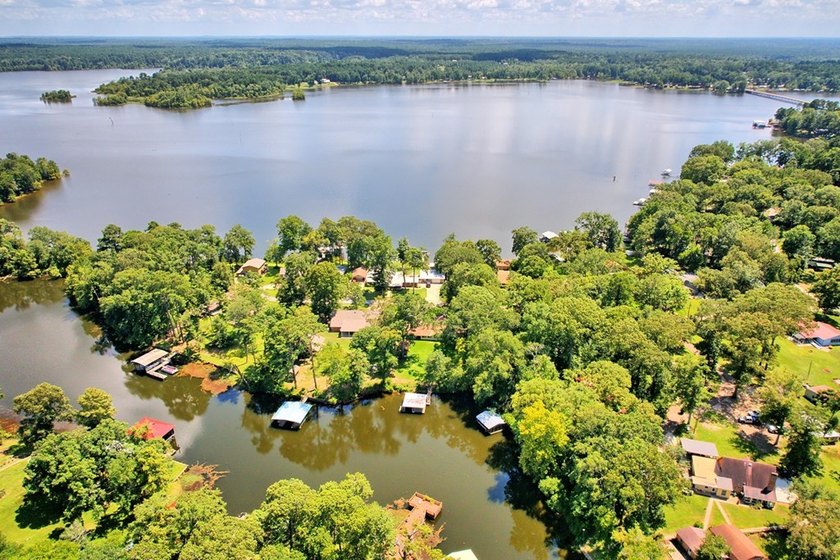Affordable waterfront living on Toledo Bend! This charming - photo 3