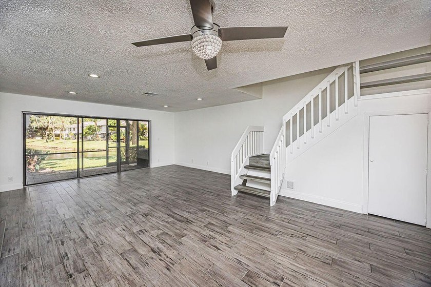 Beautifully remodeled, lakefront townhouse located in desirable - photo 11