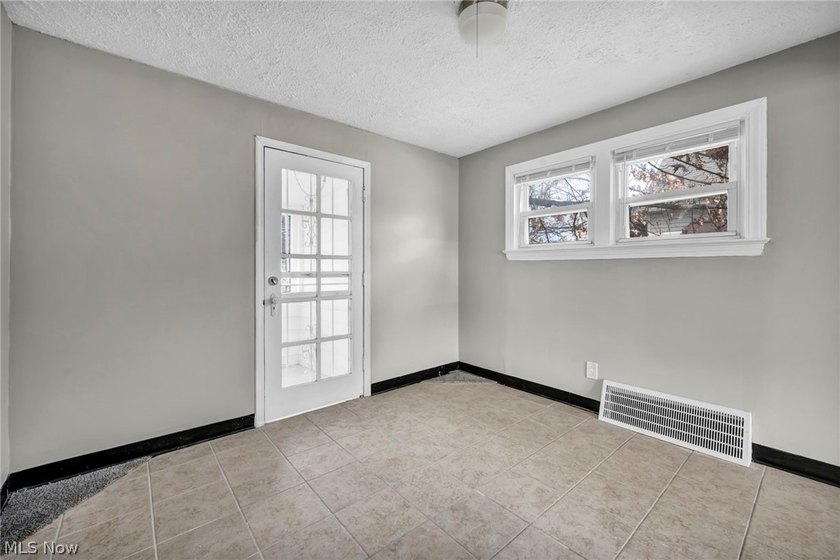 Welcome home to this beautifully updated and move-in ready - photo 12