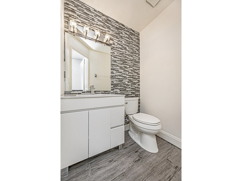 Beautifully remodeled, lakefront townhouse located in desirable - photo 12