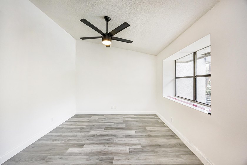 Beautifully remodeled, lakefront townhouse located in desirable - photo 14