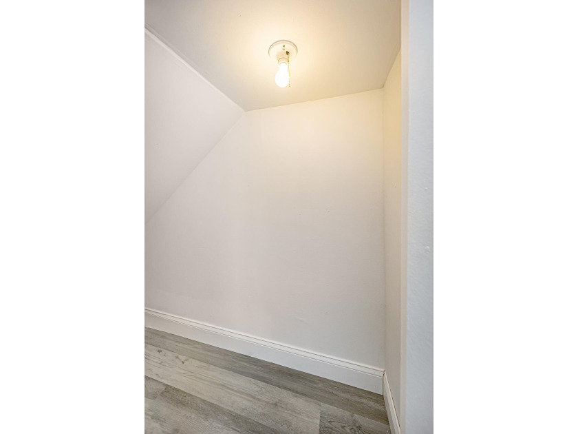 Beautifully remodeled, lakefront townhouse located in desirable - photo 16