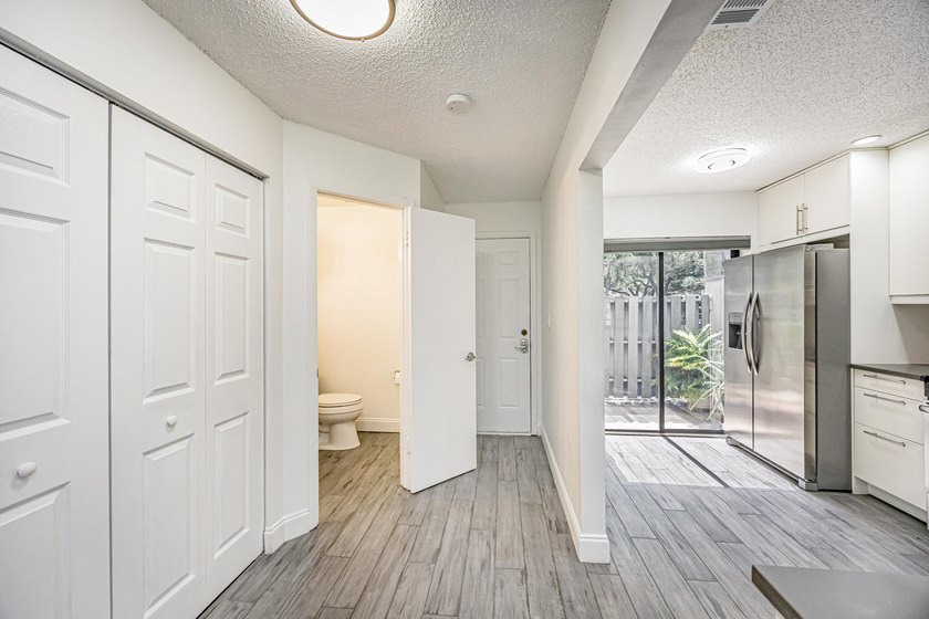 Beautifully remodeled, lakefront townhouse located in desirable - photo 17