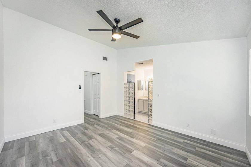 Beautifully remodeled, lakefront townhouse located in desirable - photo 18