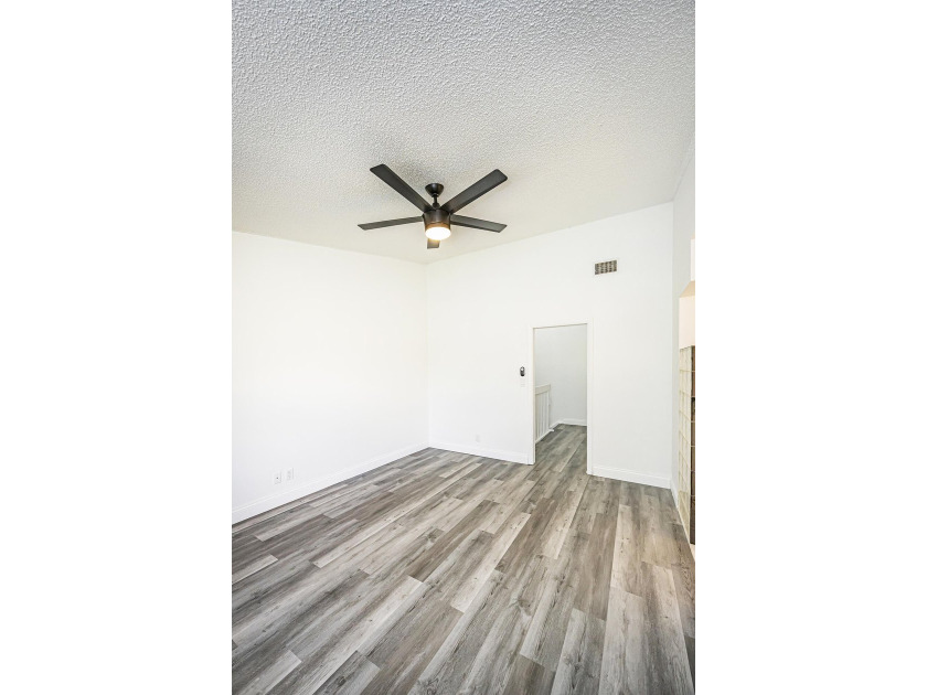 Beautifully remodeled, lakefront townhouse located in desirable - photo 19