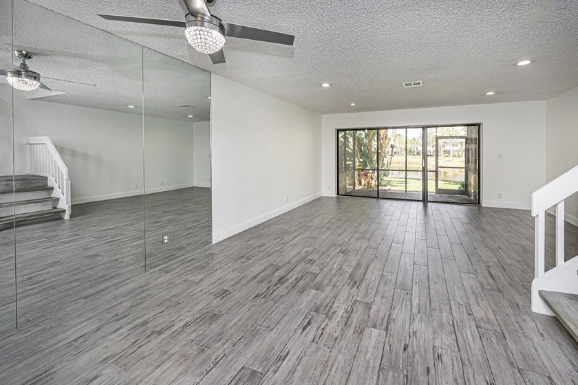 Beautifully remodeled, lakefront townhouse located in desirable - photo 20