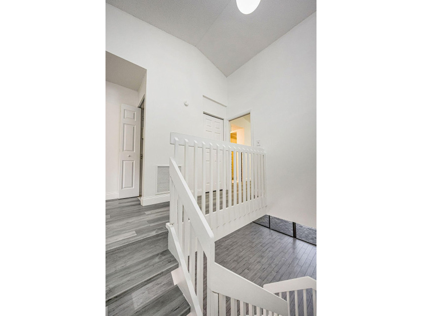 Beautifully remodeled, lakefront townhouse located in desirable - photo 21