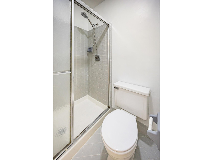 Beautifully remodeled, lakefront townhouse located in desirable - photo 22