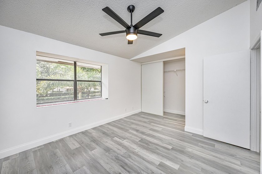 Beautifully remodeled, lakefront townhouse located in desirable - photo 23
