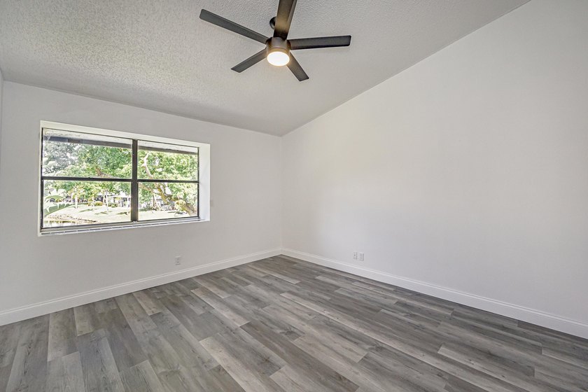 Beautifully remodeled, lakefront townhouse located in desirable - photo 24