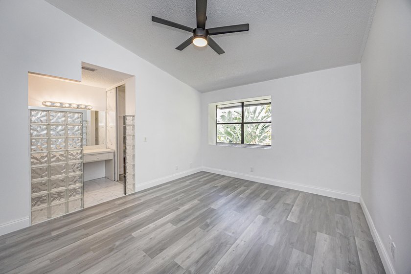 Beautifully remodeled, lakefront townhouse located in desirable - photo 26