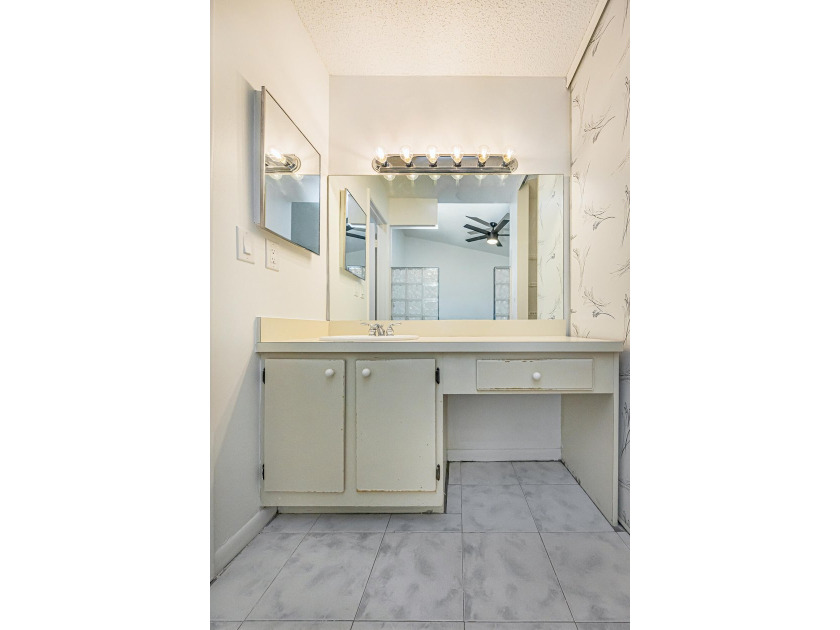 Beautifully remodeled, lakefront townhouse located in desirable - photo 27
