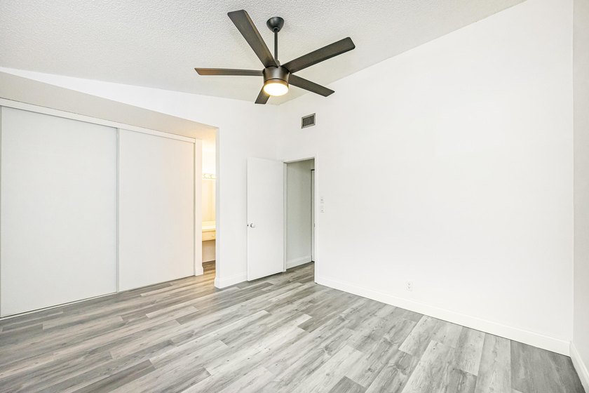 Beautifully remodeled, lakefront townhouse located in desirable - photo 28