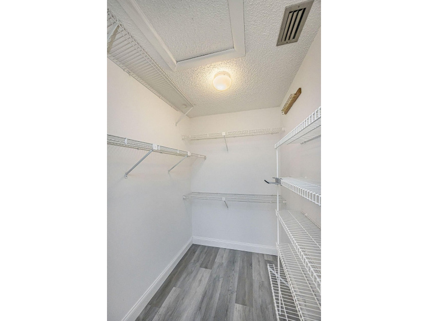 Beautifully remodeled, lakefront townhouse located in desirable - photo 29