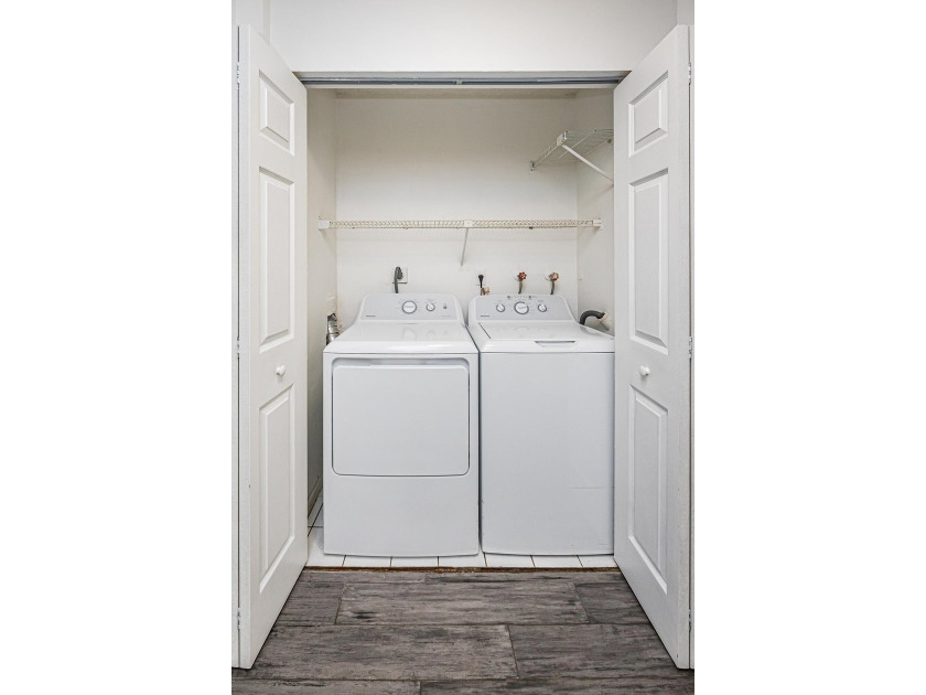 Beautifully remodeled, lakefront townhouse located in desirable - photo 30