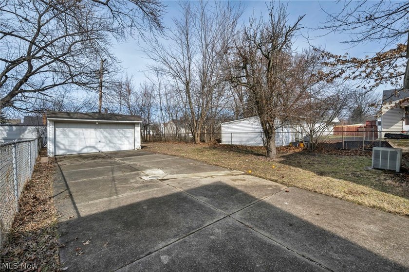 Welcome home to this beautifully updated and move-in ready - photo 32