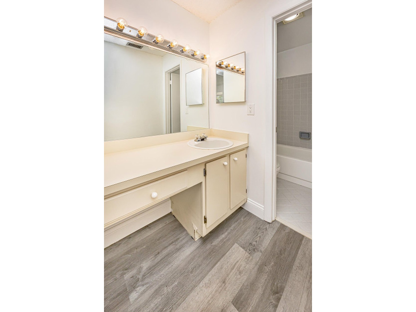 Beautifully remodeled, lakefront townhouse located in desirable - photo 32