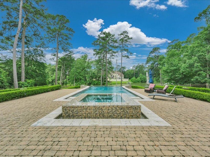 Welcome to this exceptional waterfront estate in prestigious - photo 3