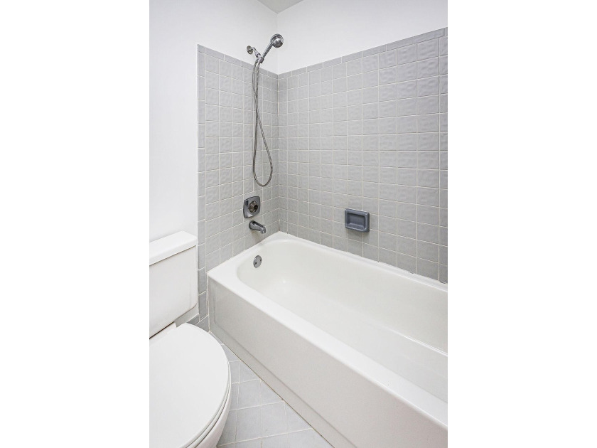 Beautifully remodeled, lakefront townhouse located in desirable - photo 33