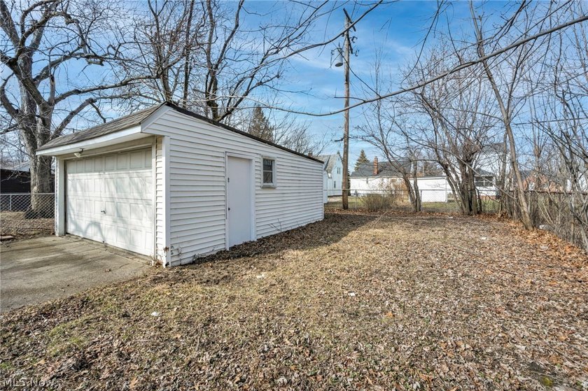Welcome home to this beautifully updated and move-in ready - photo 34