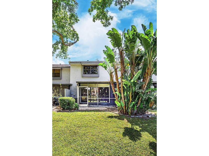 Beautifully remodeled, lakefront townhouse located in desirable - photo 34