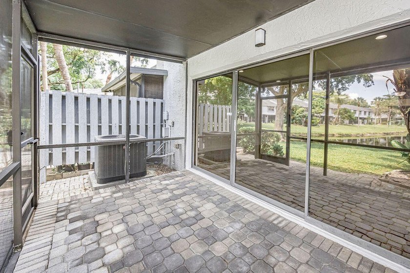 Beautifully remodeled, lakefront townhouse located in desirable - photo 35