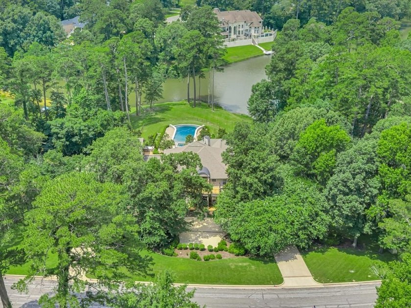 Welcome to this exceptional waterfront estate in prestigious - photo 6