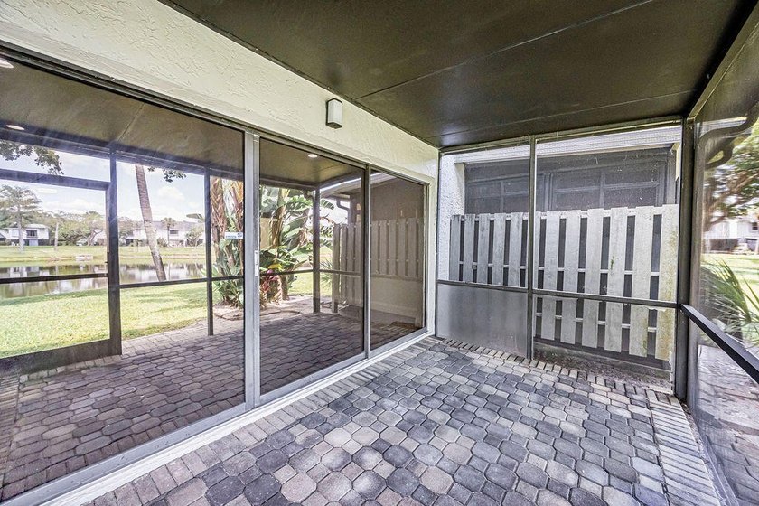 Beautifully remodeled, lakefront townhouse located in desirable - photo 36