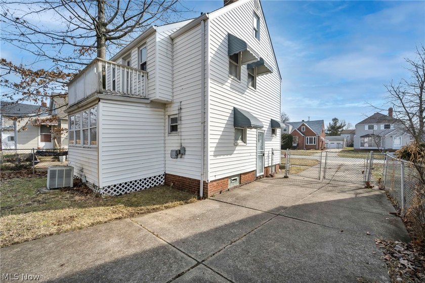 Welcome home to this beautifully updated and move-in ready - photo 37