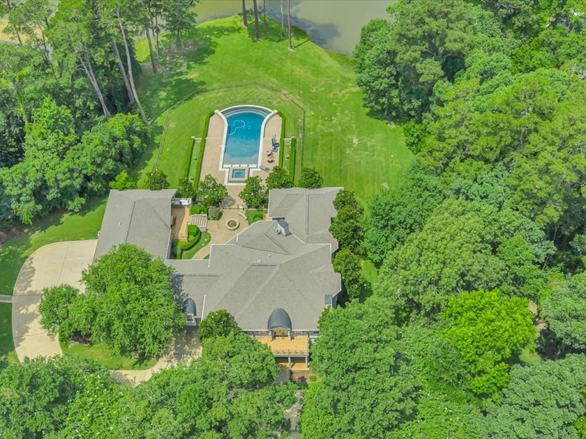 Welcome to this exceptional waterfront estate in prestigious - photo 7