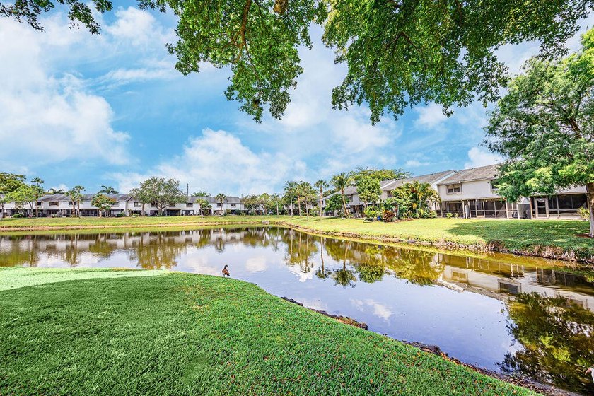 Beautifully remodeled, lakefront townhouse located in desirable - photo 37