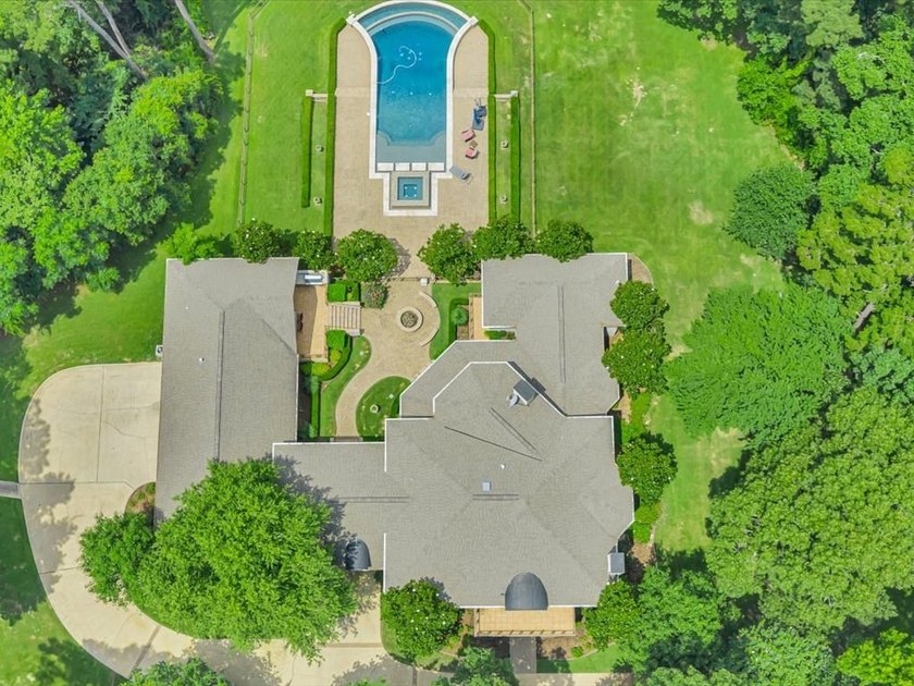 Welcome to this exceptional waterfront estate in prestigious - photo 8