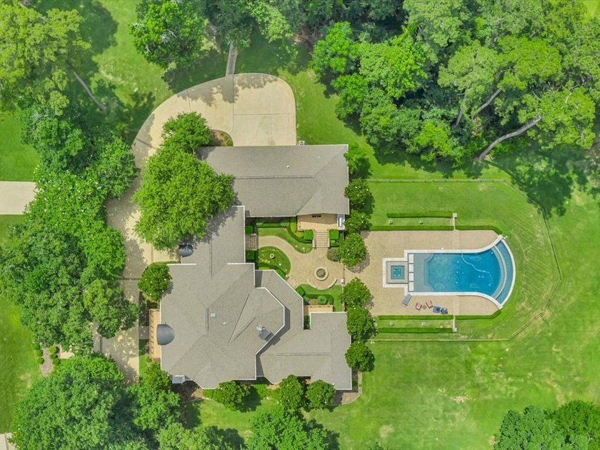Welcome to this exceptional waterfront estate in prestigious - photo 9