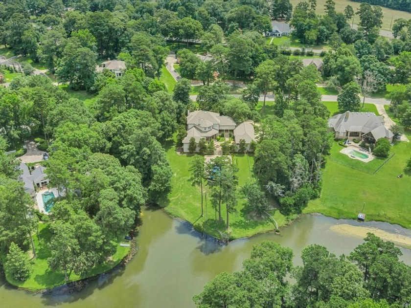 Welcome to this exceptional waterfront estate in prestigious - photo 10