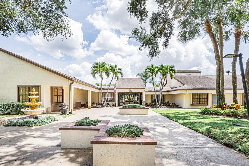 Beautifully remodeled, lakefront townhouse located in desirable - photo 41
