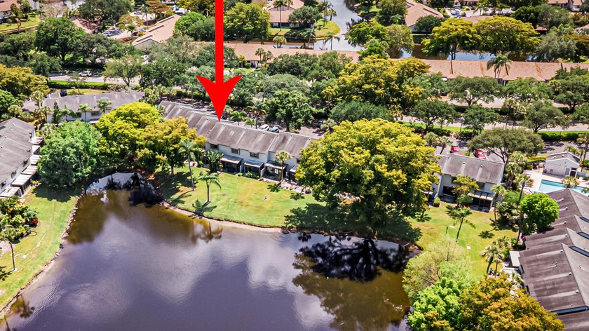 Beautifully remodeled, lakefront townhouse located in desirable - photo 43