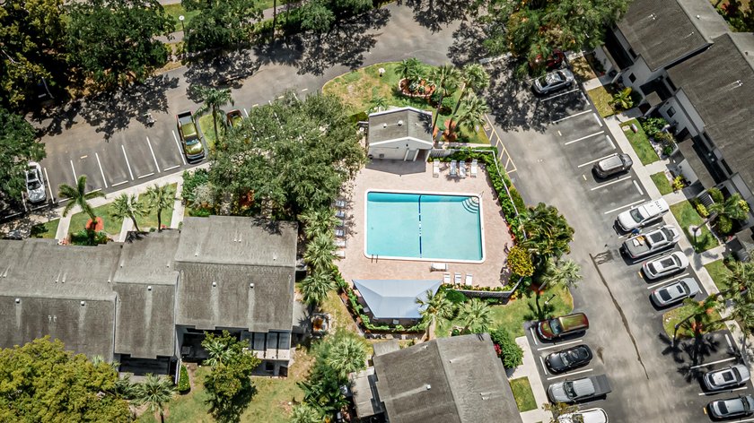 Beautifully remodeled, lakefront townhouse located in desirable - photo 44