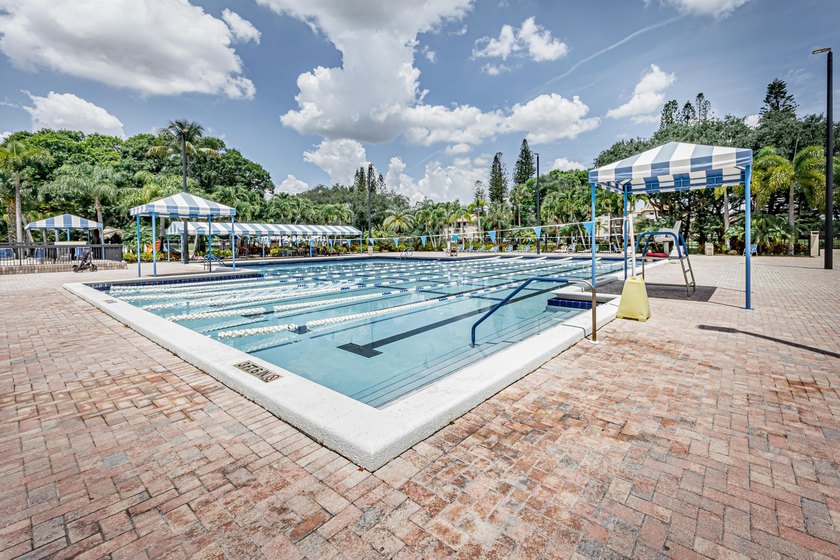 Beautifully remodeled, lakefront townhouse located in desirable - photo 45
