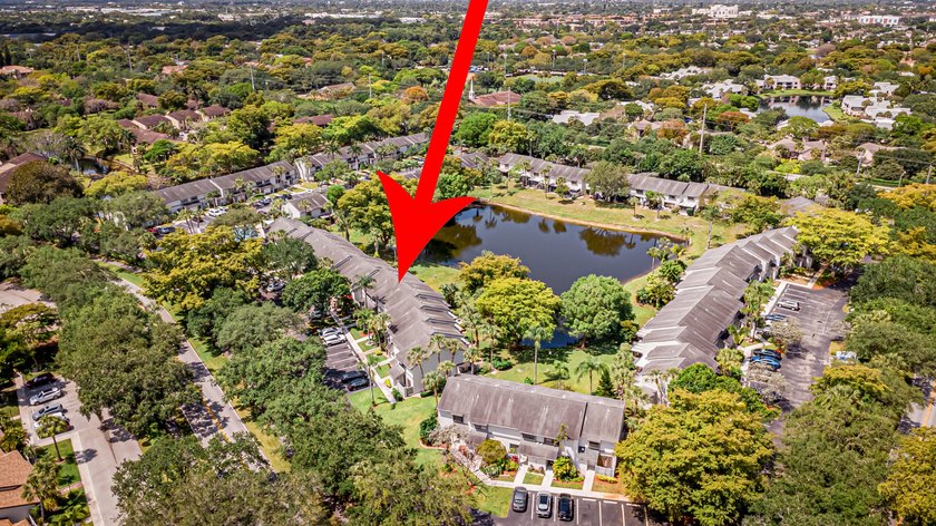 Beautifully remodeled, lakefront townhouse located in desirable - photo 46