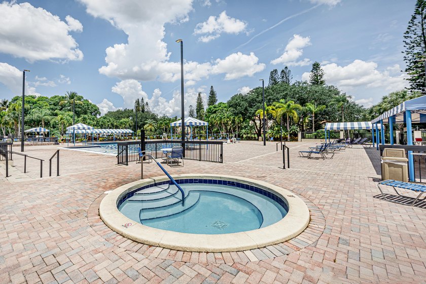 Beautifully remodeled, lakefront townhouse located in desirable - photo 48