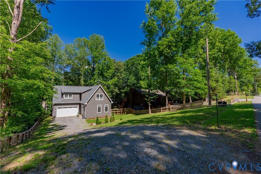 This gorgeous 3 bedroom (+guest suite/flex space) waterfront - photo 4