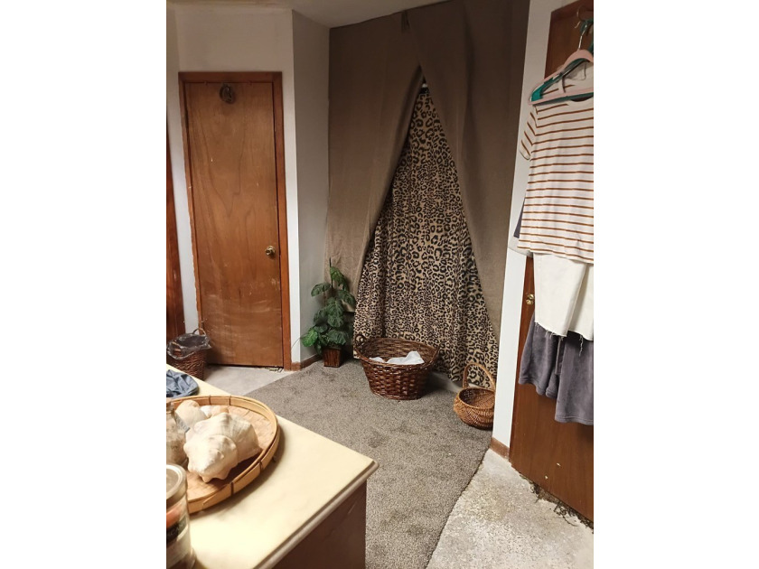 Calling all investors, renovators, and visionaries! Custom built - photo 10