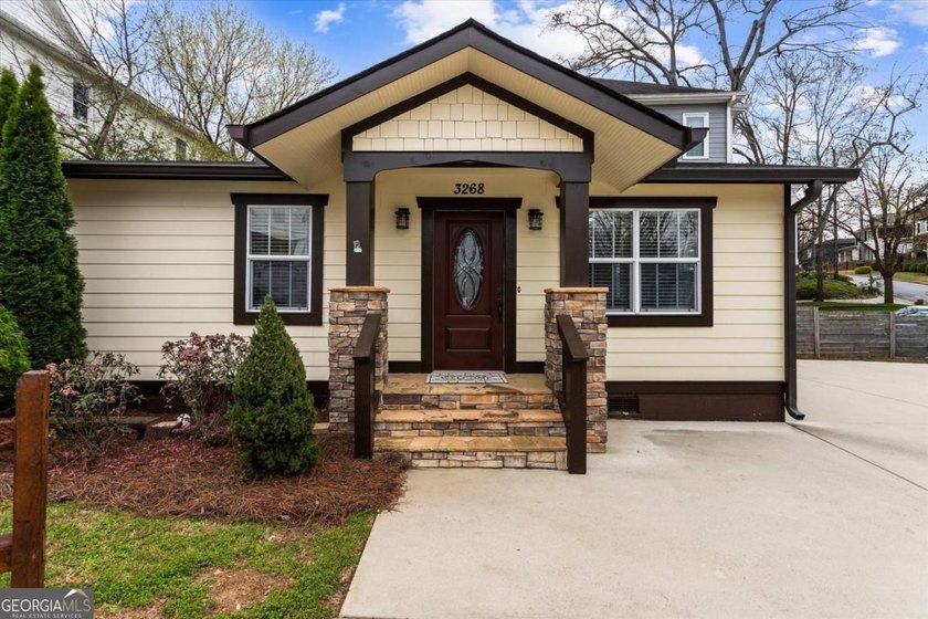 LOCATION, LOCATION, LOCATION! Charming bungalow cottage located - photo 2