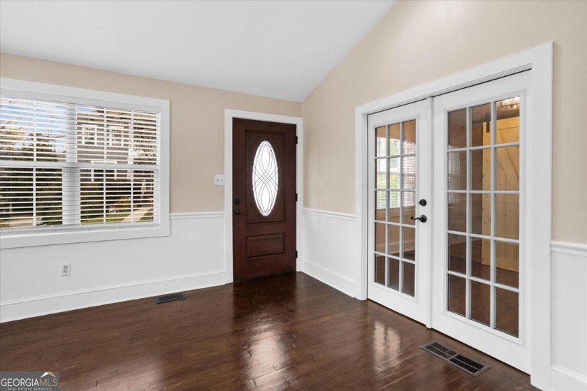LOCATION, LOCATION, LOCATION! Charming bungalow cottage located - photo 4