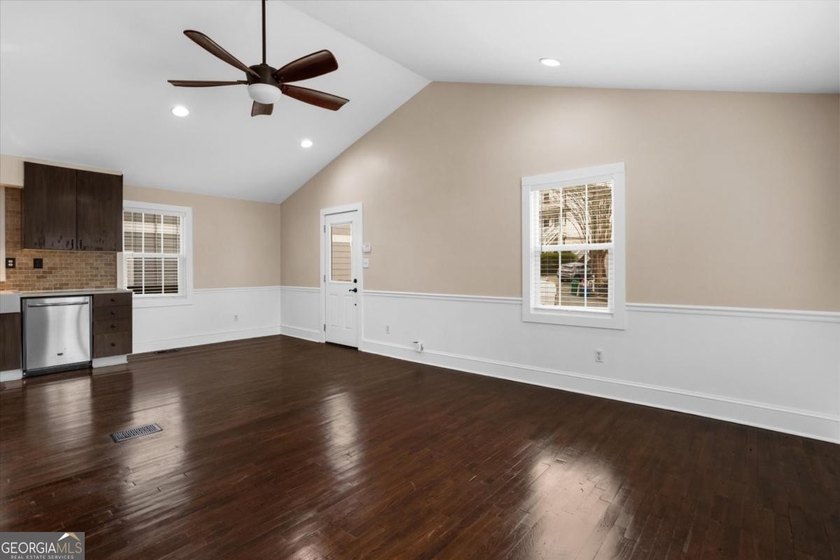 LOCATION, LOCATION, LOCATION! Charming bungalow cottage located - photo 9