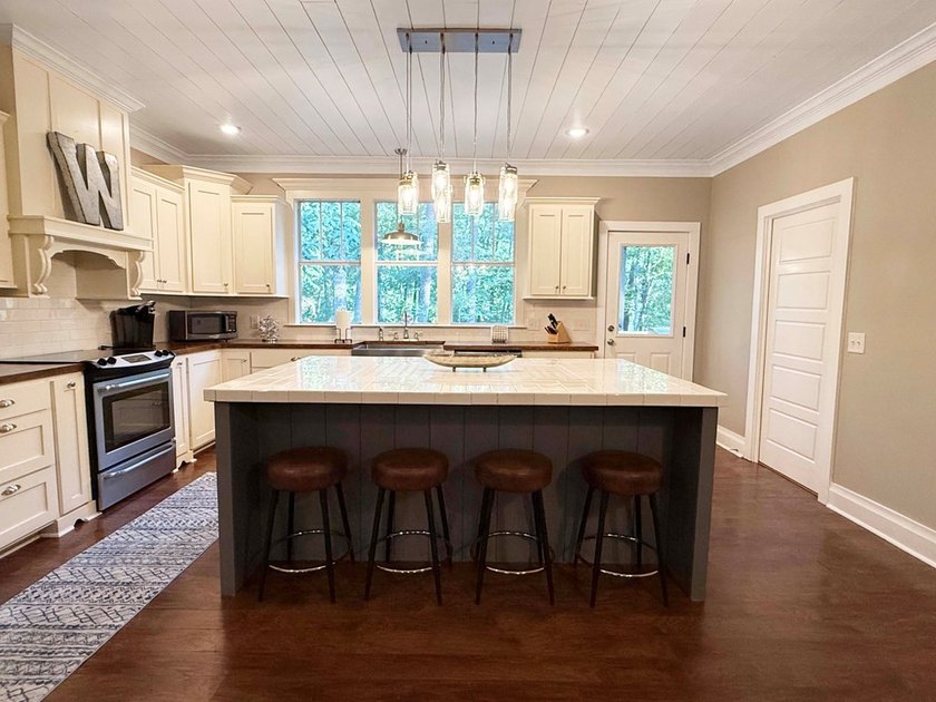 Enjoy the Rayburn Country lifestyle in this beautiful partially - photo 9