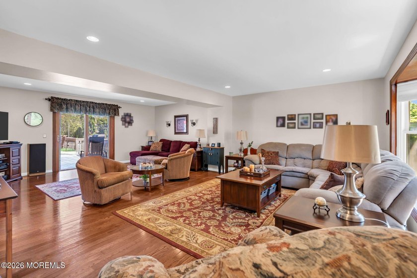 Five-Bedroom Colonial in Sought-After Twin Oaks. This charming - photo 7