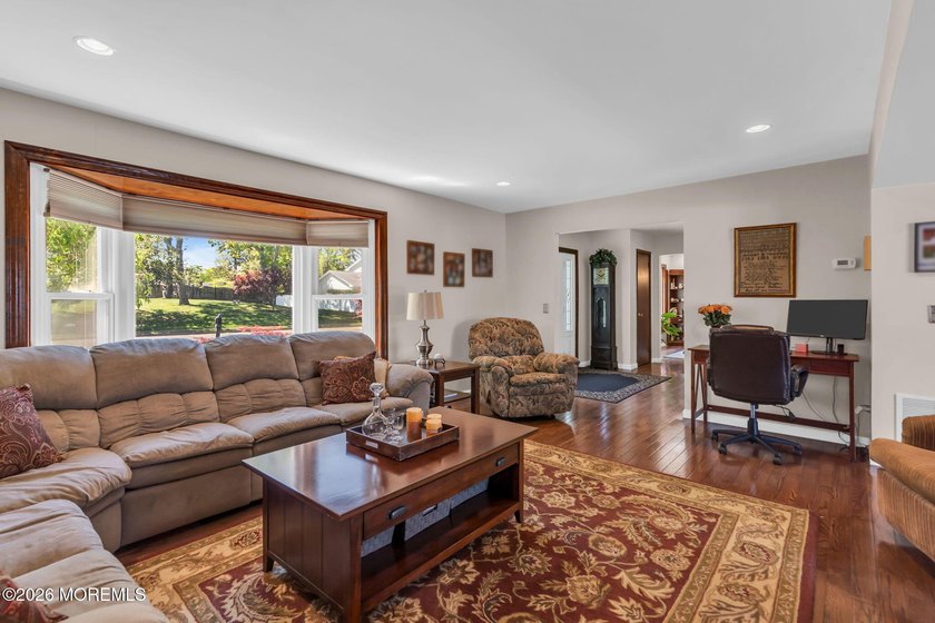Five-Bedroom Colonial in Sought-After Twin Oaks. This charming - photo 8
